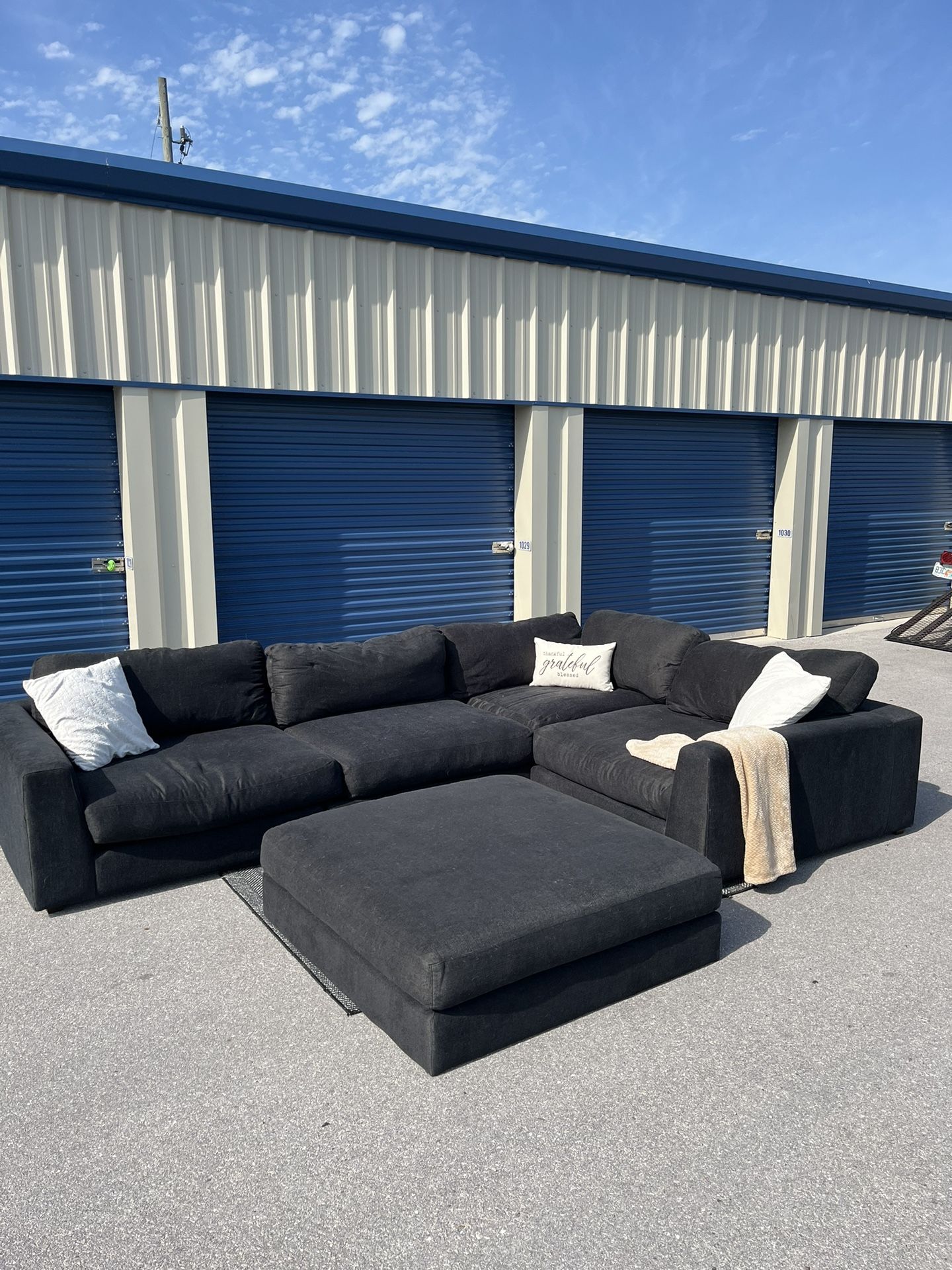 Cindy Crawford Black Sectional Couch Retail: $3,000 Free Delivery & Installment