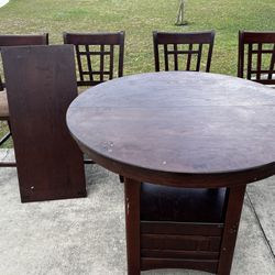 Kitchen Table Set With Additional Leaf. 