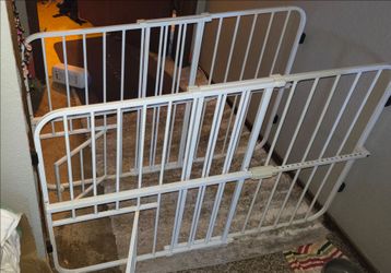 Pet Gates -2 Carlson Expandable Gates w/doors