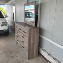 Dresser With Mirror 