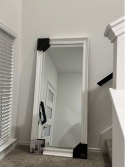 Large glossy white mirror.  Espejo grande blanco brillante