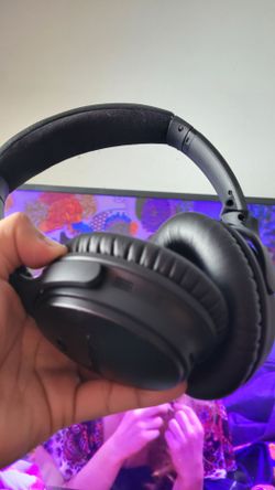 Bose quietcomfort 35s w case and charger