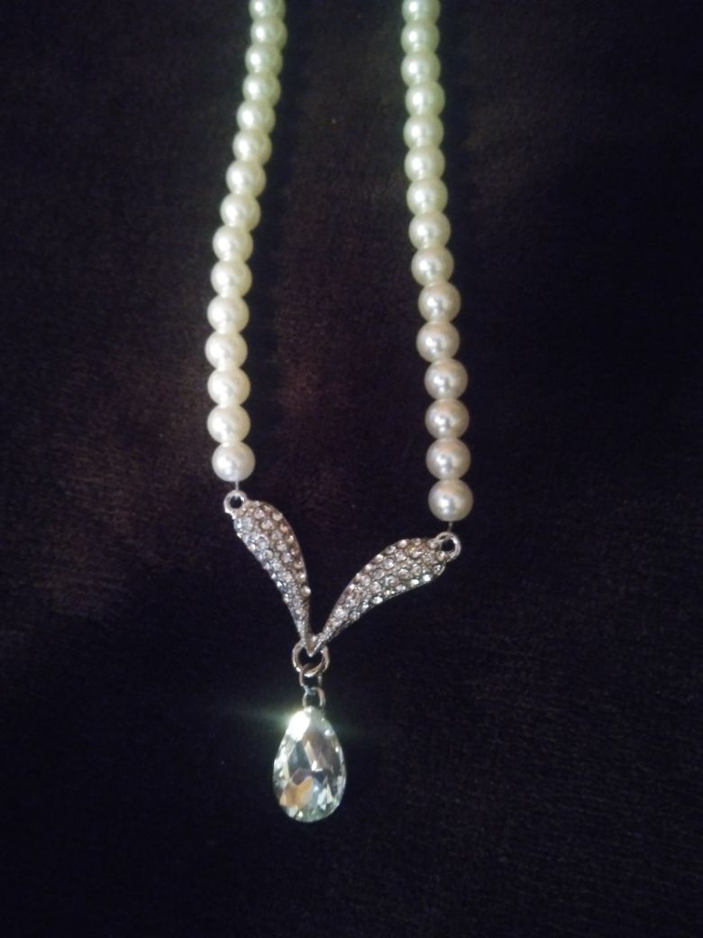 Elegant Beaded Necklace With Pear Shaped Stone