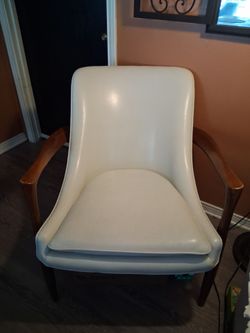 1 Vintage Mid-Century Modern Scoop Armchair – Off-White Vinyl & Sculpted Wood