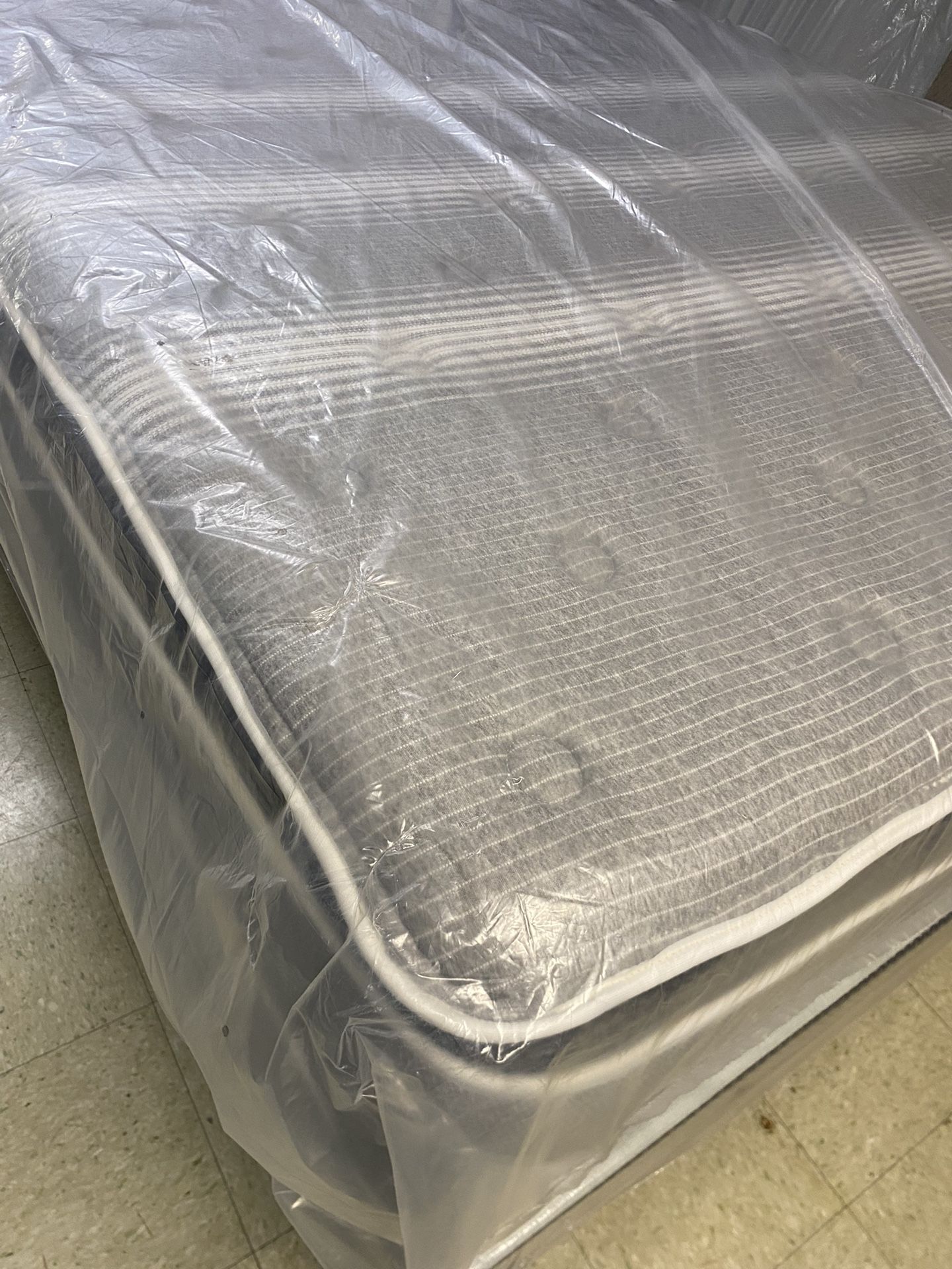 NEW KING SIZE PILLOW TOP DELUXE MATTRESS ⚜️ COMFORT : SEMI PLUSH ⚜️ PICK UP OR DELIVERY OPTION AVAILABLE 🚚💨