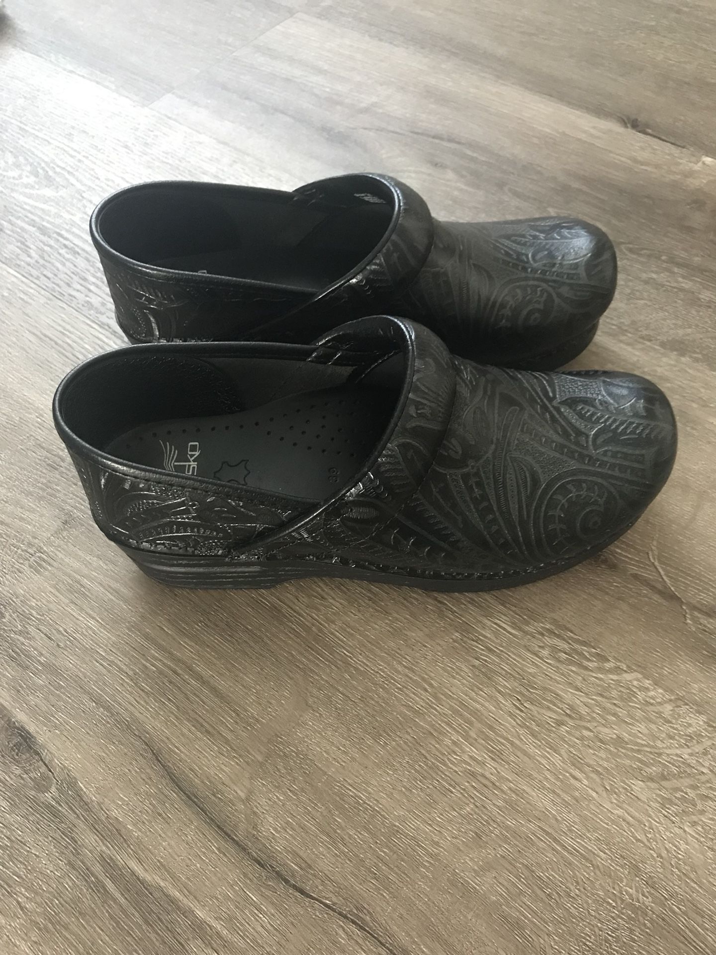Dansko Professional Tooled Black Clogs Size 39