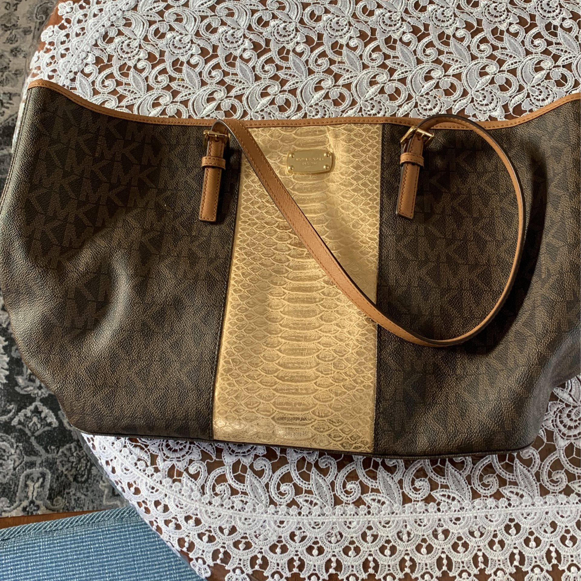 beautiful Michael Kors bag, large tote. Very good condition .