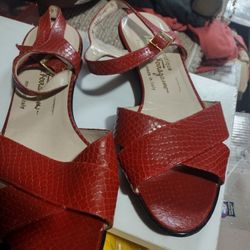 SALVADOR FERRAGAMO'S   SANDAL'S SIZE 9