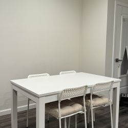 Dining Table and 4 chairs 
