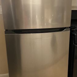  Frigidaire - 27.6 in. 14 cu. ft. Top Freezer Refrigerator