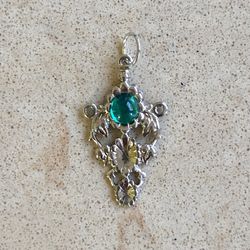 🟢 Pretty, silver tone pendant made from vintage filigree setting and green cabochon