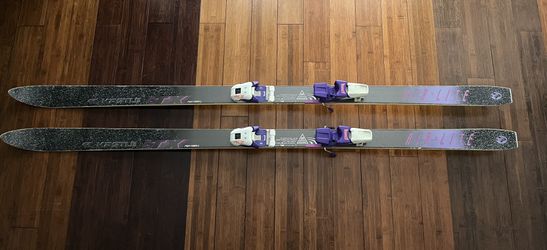 Vintage Kastle Women’s Skis