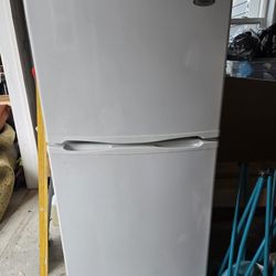 Apartment size refrigerator