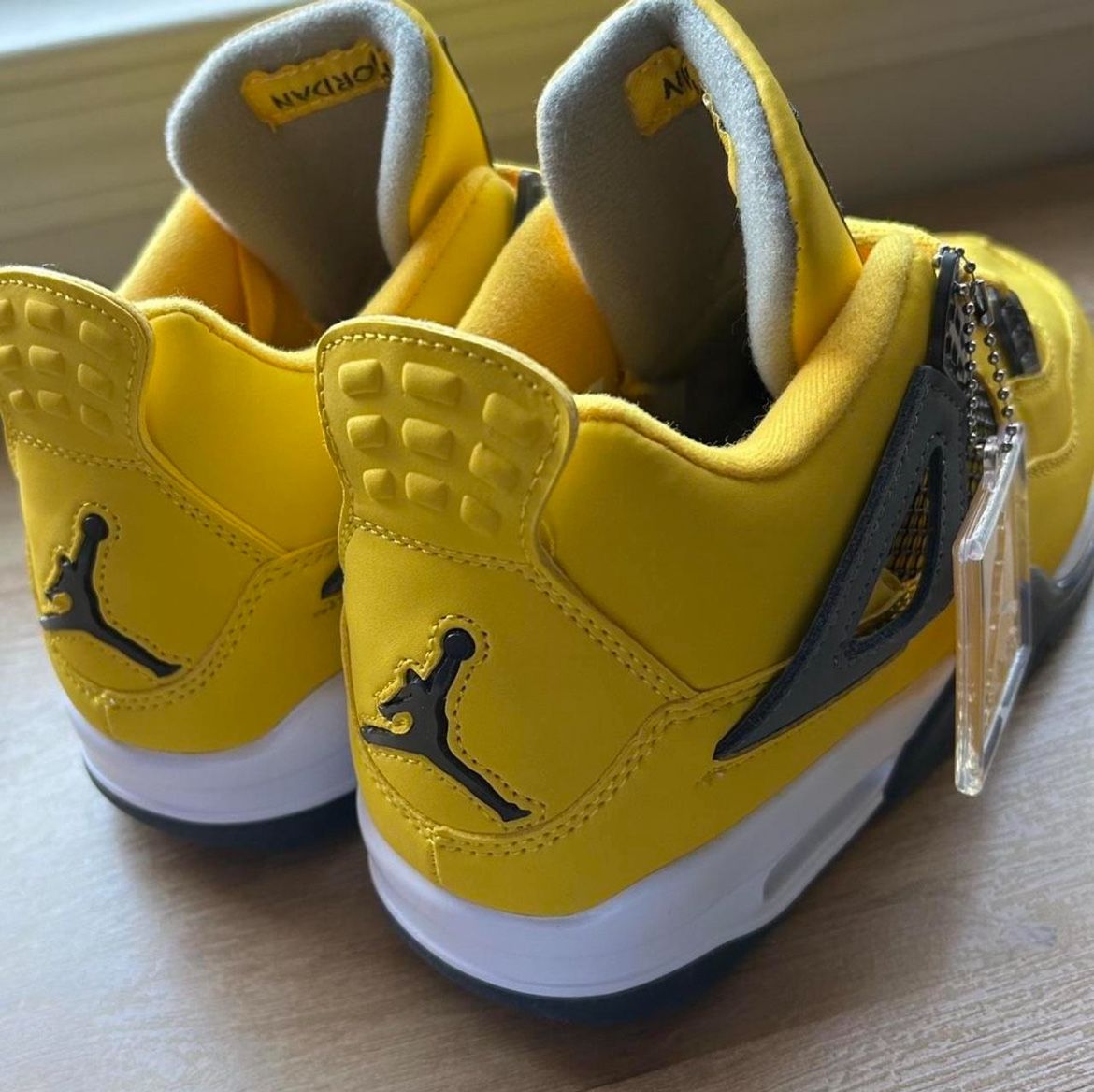 Air Jordan 4 Reto “Lightning”