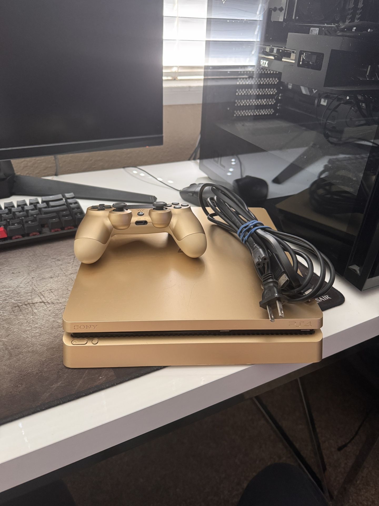 PS4 Slim 