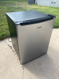 Whirlpool mini-refrigerator