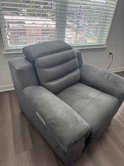 Recliner sofa chair (clean)