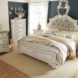 Realyn Chipped White Panel Bedroom Set

