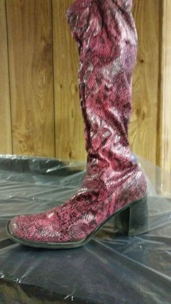 Hot pink python print boot sz 8- 1/2