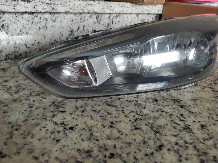 2015-2018 Ford Focus OEM Headlight Assembly