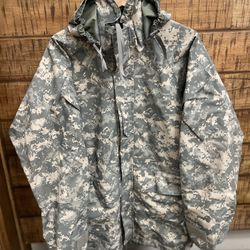 Parka Cold Weather  Universal  Camouflage Jacket   -Tennessee Apparel Corp-Size Medium 
