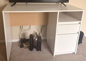 ‼️$30 White desk need gone today 8/9‼️