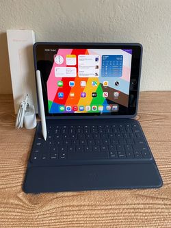 Apple iPad 8th Generation 32GB (Latest iOS 26) Logitech Keyboard case , Pencil & charger