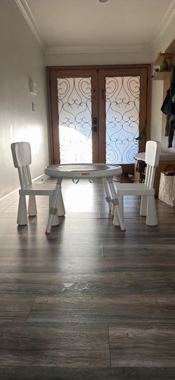 Skip hop table with chairs