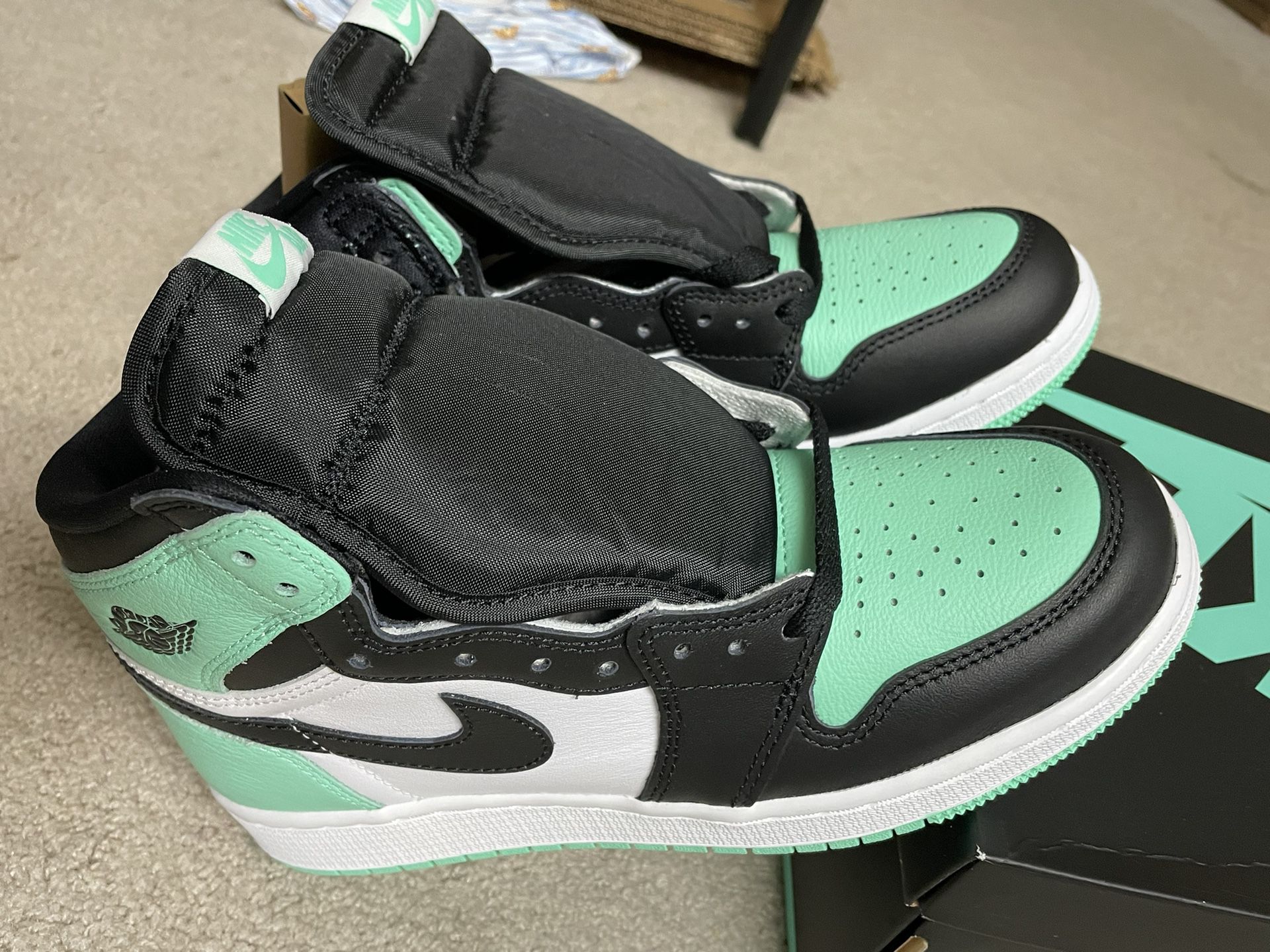 Nike Jordan High Og Green GLOW GS Size 6.5