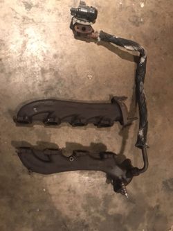 2005 Ford 4.6 exhaust manifold. 62k miles. No cracks or warppage