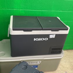 Electric igloo cooler