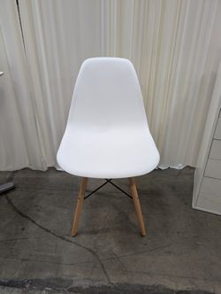 White Mid-Century Modern Plastic Shell Chair with Wood Legs