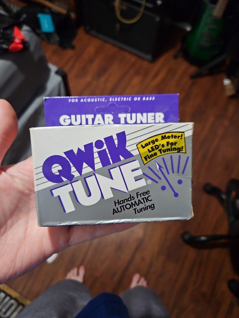 Qwik Tune QT-11 guitar tuner