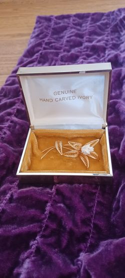 Vintage flower broach pin genuine hand carved ivory gold tone