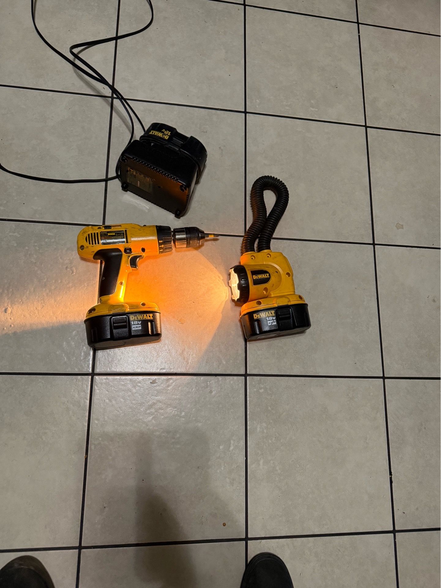 18 V DeWalt drill and flashlight with three batteries and charger