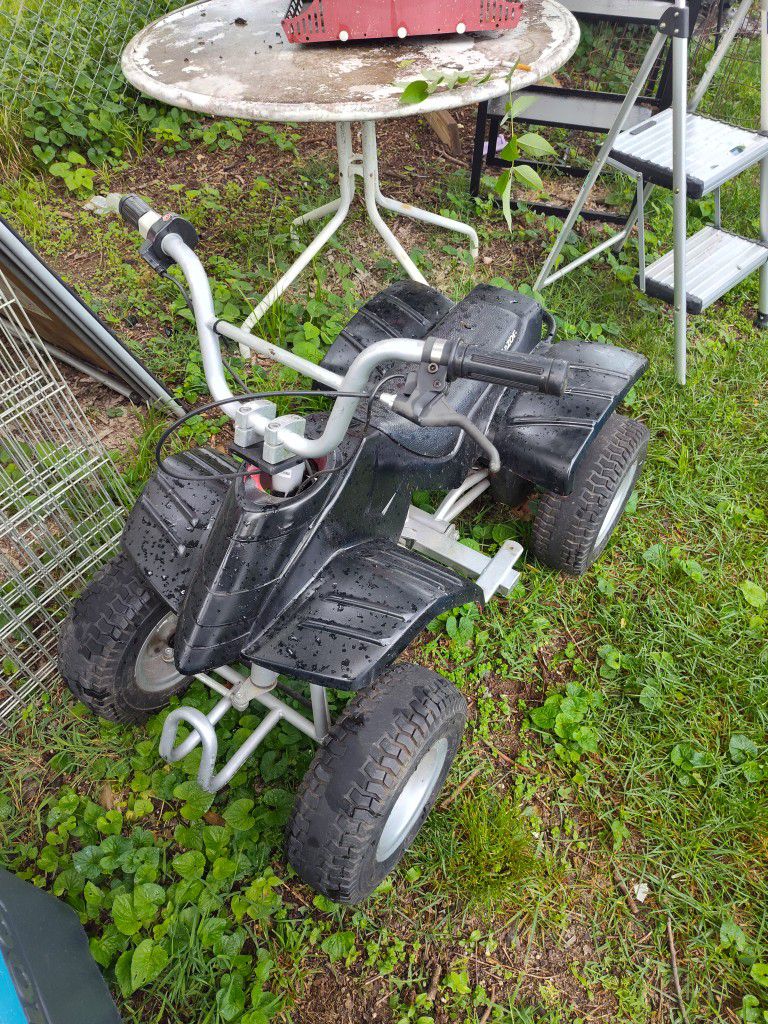 Razor Dirt Quad Electric Four wheeled Off Road  The Seat Has A Little Bit Rip In It Needs A New Battery And Charger Only 