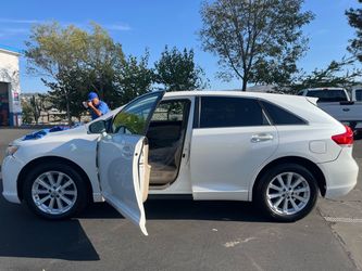 $10,900 OBO — 2011 Toyota Venza Pear white — Only 93K Miles — Clean Title