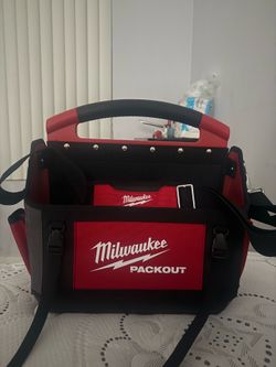 Milwaukee PACKOUT tool box