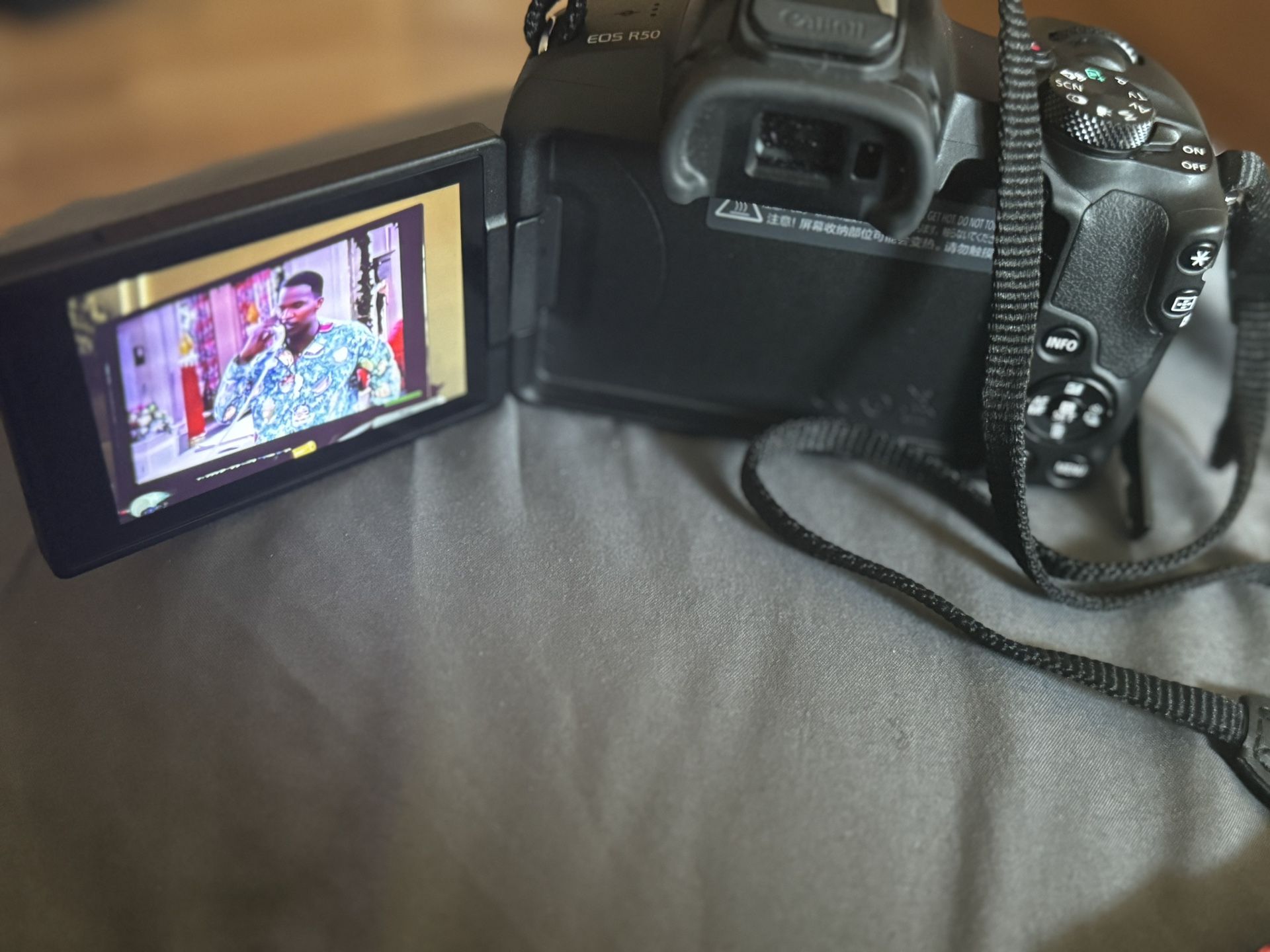 Canon R50