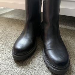 Black Universal Thread Boots