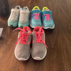 Girls  Nikes Tennis Shoes 👟 