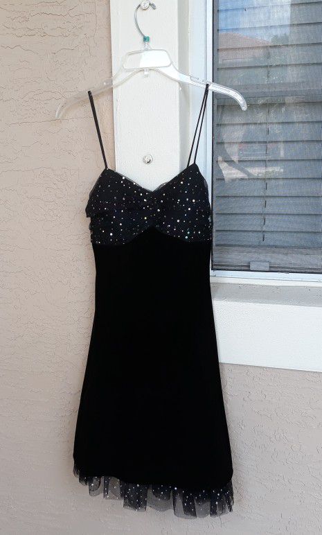 BEAUTIFUL BLACK FANCY DRESS JUNIOR SIZE 9...SEQUINS on  top with VELOUR BODY 