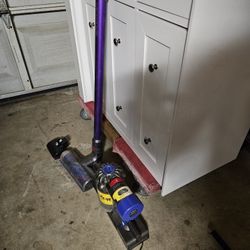 Dyson V8 Vacuum 