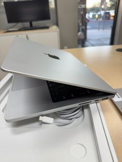 MacBook Pro 14 inch M1 Chip 16 GB Ram 512 GB SSD Open Box