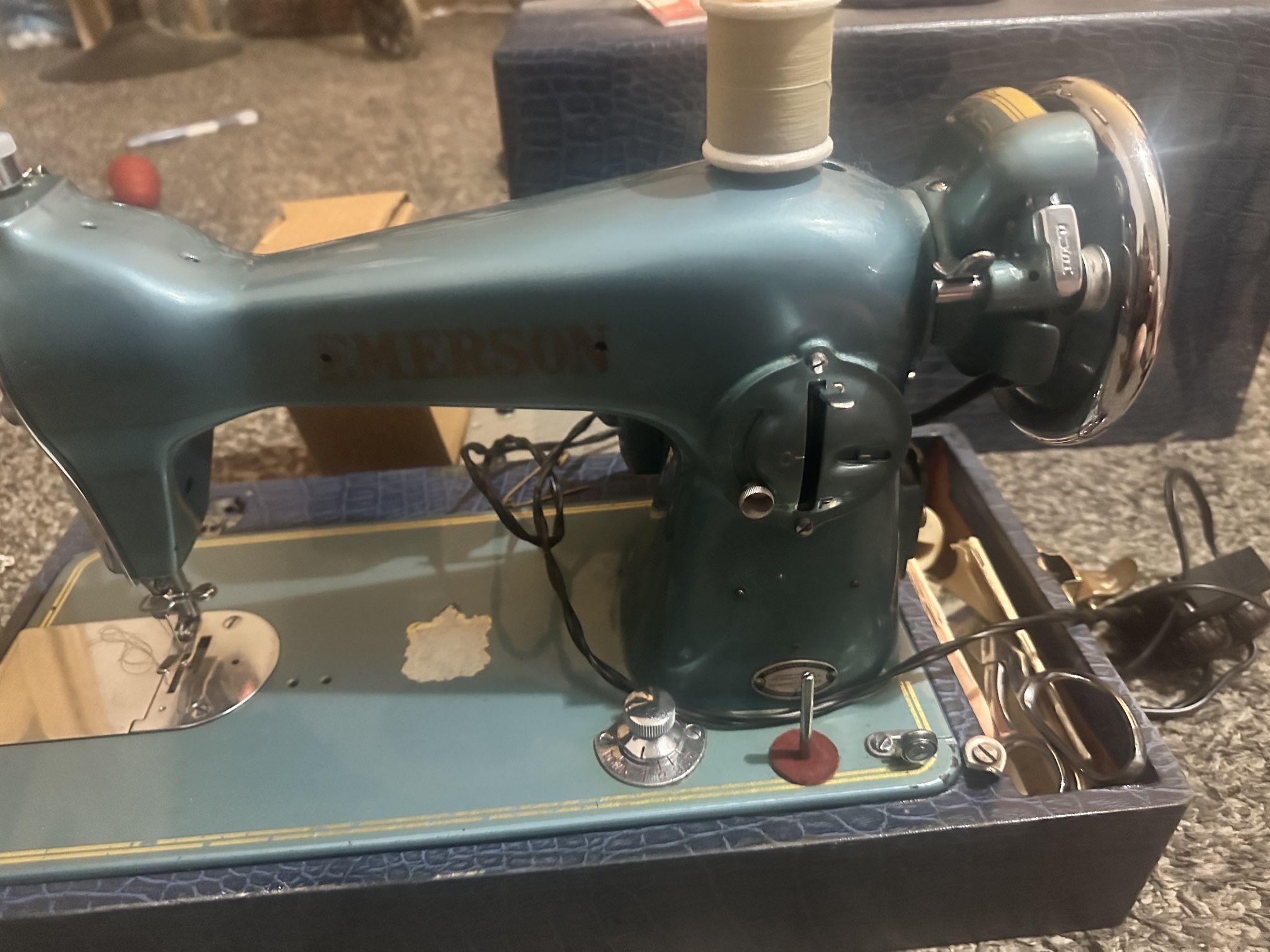 Antique sowing machine 195o's with case and attachments and manuel 