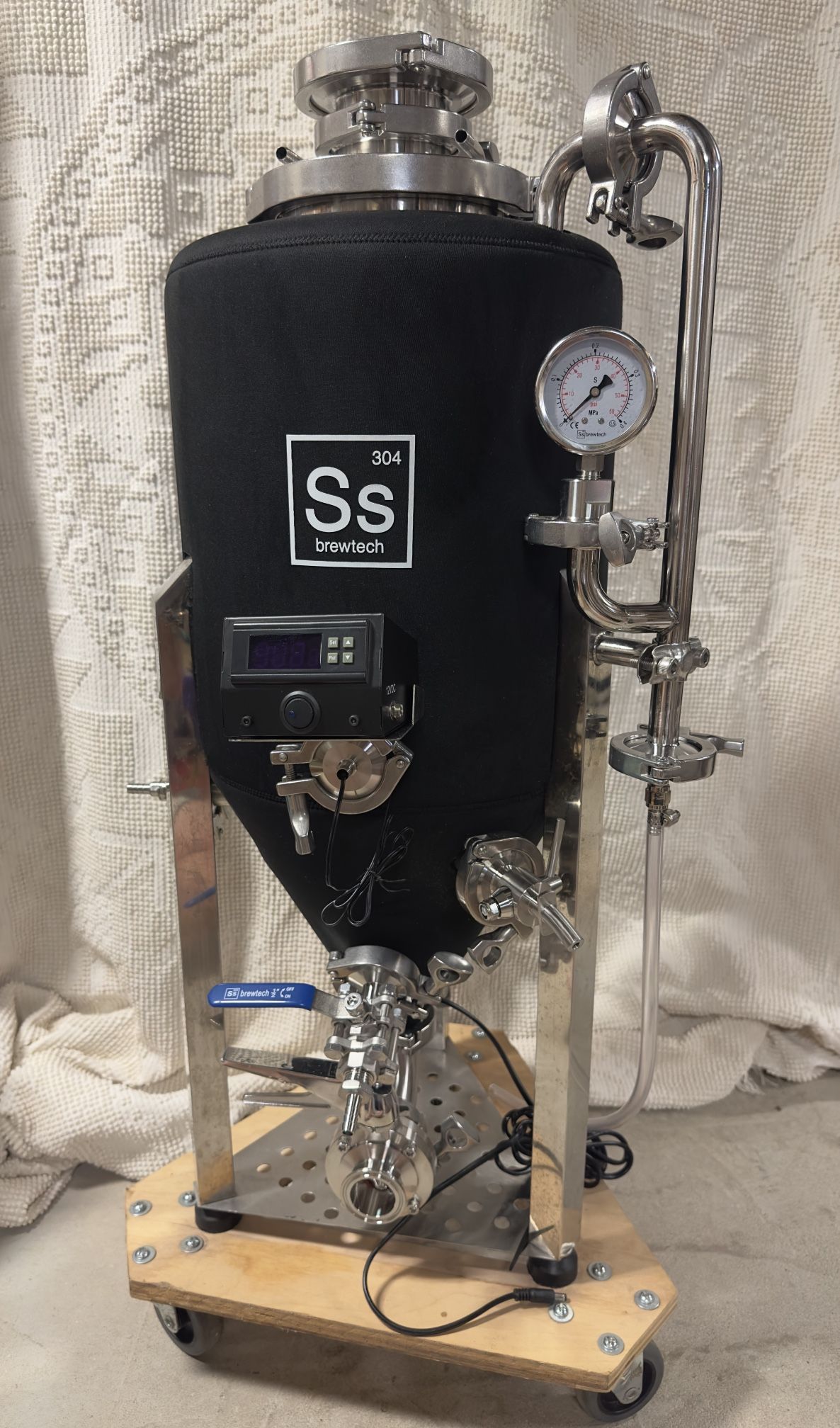 Stainless steel 7-gallon homebrew beer fermenter 