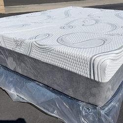 Queen Organic Cooling Gel Memory Foam!!