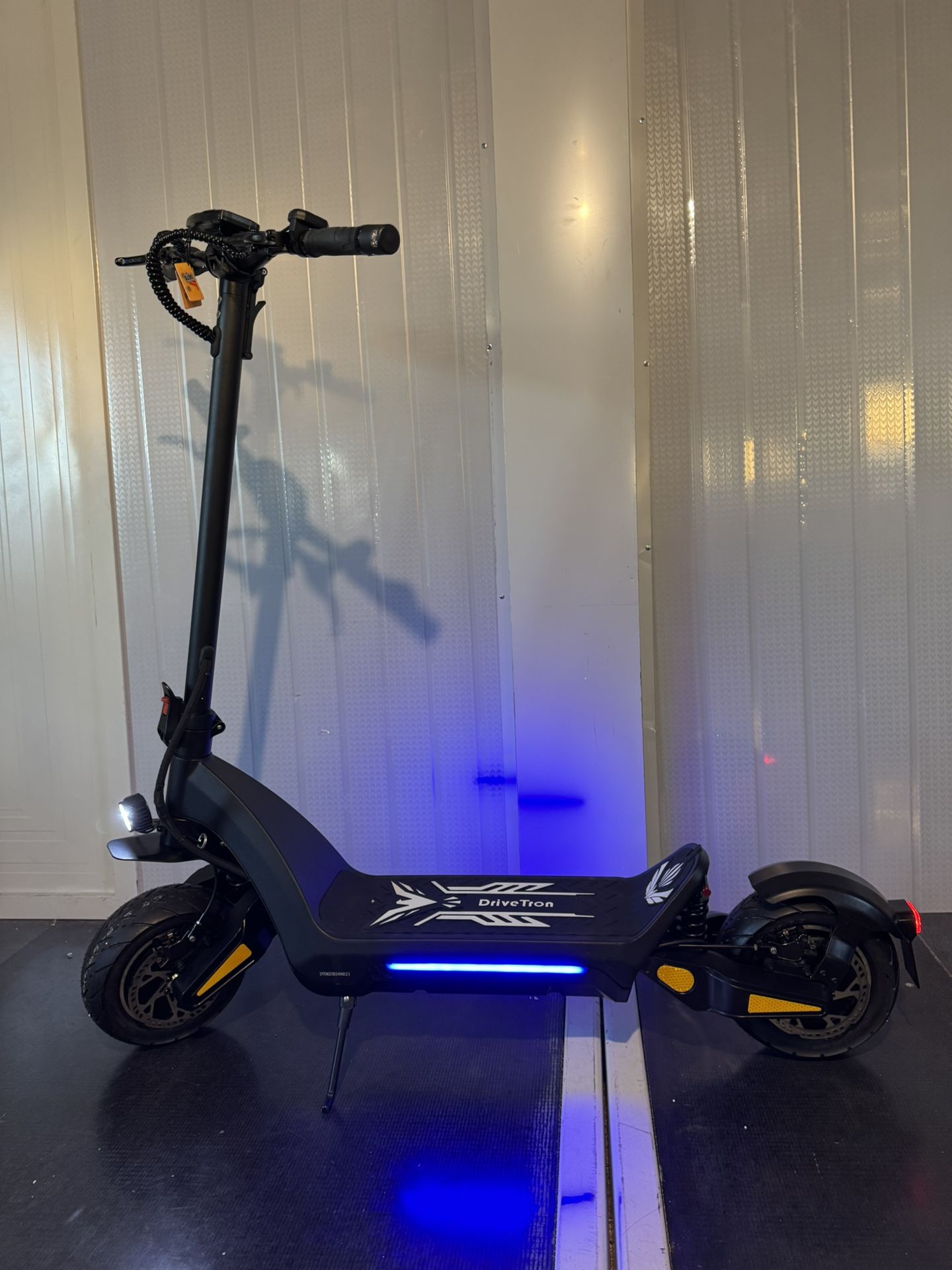 Dual-motor dual-battery high-speed electric scooter