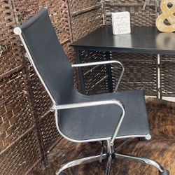 Chair for desk or vanity  like new  the height is adjusted