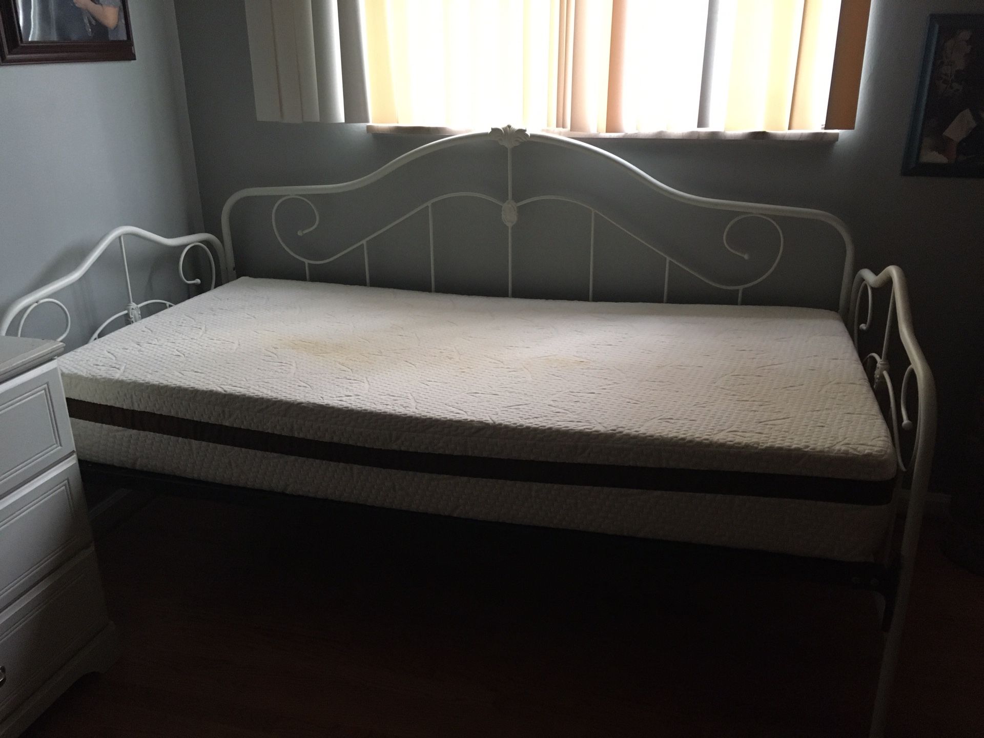Twin Metal Bed With Mattress 